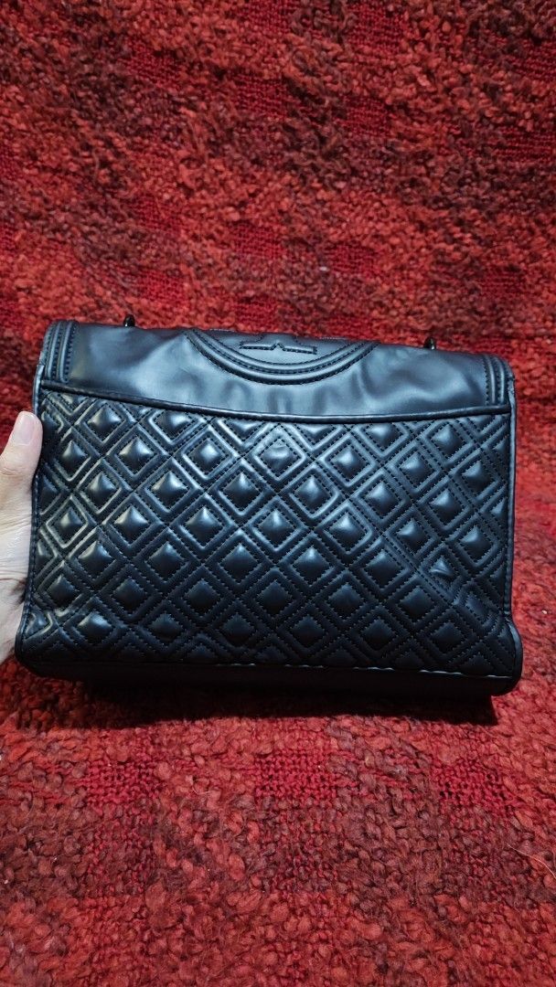 Tory Burch Fleming Shoulder Bag (Category: Luxury Bags & Wallets) located in Baguio. Submitted by ozara.06 (Listing ID 1431511022, Image 3). Description: Tory Burch flemming in matte rubber Medium size No major flaw 2k.