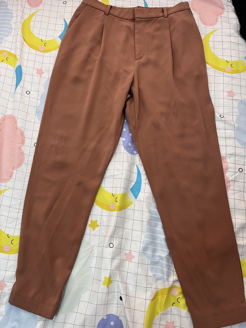 Uniqlo Drape Jogger Pants (Category: Other Bottoms) located in Manila. Submitted by chicosstudio (Listing ID 1431420579, Image 1). Description: Waist: 30-32 Length: 36 Location: Cubao.