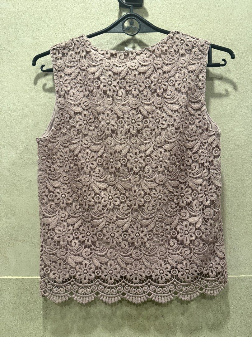 Uniqlo pink lace top (Category: Sleeveless) located in Quezon City. Submitted by monmonmon13 (Listing ID 1431505004, Image 2). Description: Uniqlo pink lace top 🎀 - size SMALL - Soft mauve color - Sleeveless - Round neckline, Scalloped hem - no damages.