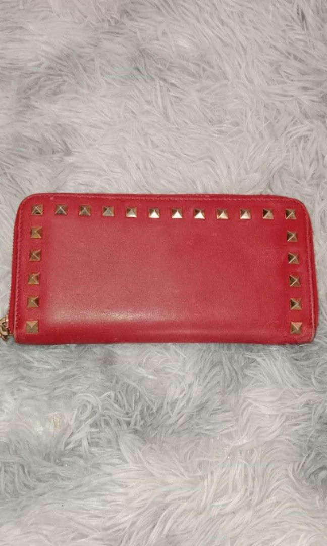 Valentino Garavani Orig (Category: Luxury Bags & Wallets) located in Marilao. Submitted by milotiescloset (Listing ID 1431447818, Image 2). Description: Kayo na magpa enhance ng color. Puller replaced..