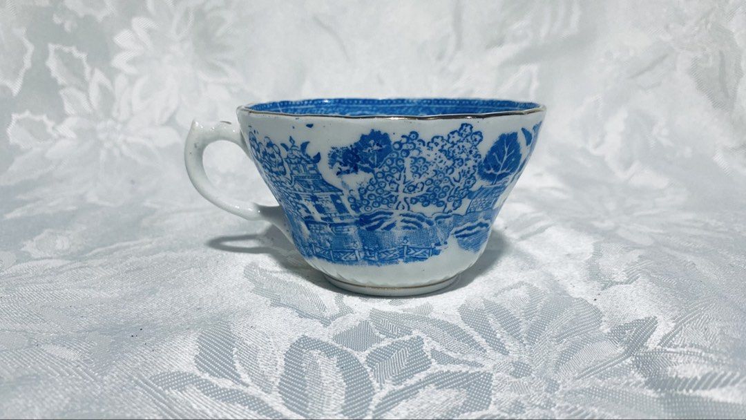 Vintage Blue and White Teacup (Category: Coffee & Tea Tableware) located in Quezon City. Submitted by smithram (Listing ID 1431484668, Image 1). Description: - Vintage teacup - Fine porcelain - Classic blue and white design - Detailed landscape pattern - Gold trim - White interior - Handle included - Measurements in photos - Made in England .