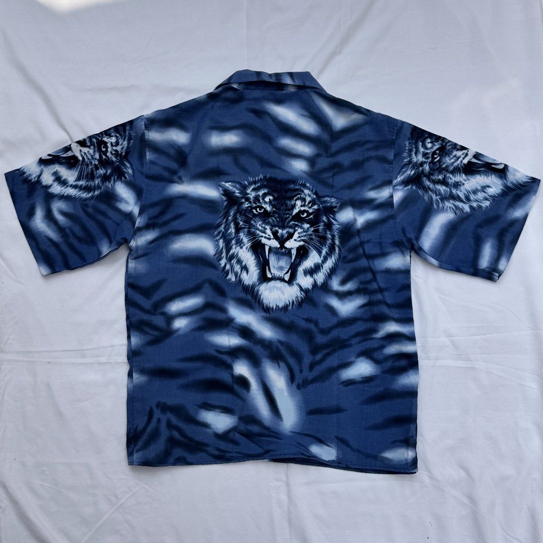 vintage tiger graphic button down polo shirt (Category: Tshirts & Polo Shirts ) located in Quezon City. Submitted by impulsivepeach (Listing ID 1431501583, Image 2). Description: men's xl on tag exact measurements: width (armpit to armpit) - 21.5" length - 27.5" sleeve length - 10.5" preloved, NOT UKAY in good condition PAY AS YOU ORDER loc: QC, mod: J&T/lalamove.