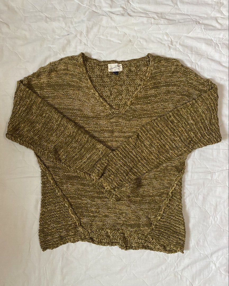 V-Neck Sweater (Category: Longsleeves) located in Quezon City. Submitted by viacb (Listing ID 1431475190, Image 1). Description: mop: gcash mod: jnt/lalamove *location: quezon city.
