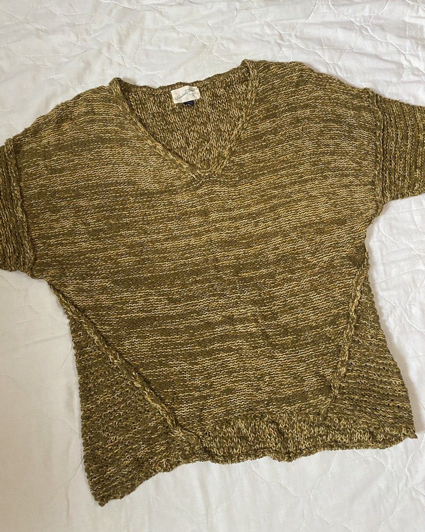 V-Neck Sweater (Category: Longsleeves) located in Quezon City. Submitted by viacb (Listing ID 1431475190, Image 2). Description: mop: gcash mod: jnt/lalamove *location: quezon city.