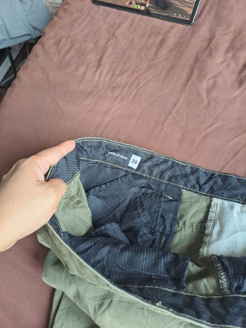 VOLCOM PANTS SIZE 38 LENGTH 40 ARMY GREEN (Category: Jeans) located in Mandaluyong City. Submitted by epicowl-c93c (Listing ID 1431409043, Image 3). Description: Volcom pants or shorts in a size 38. The specific model appears to be from their Corpo Class line, which features classic chino styling and is often designed for casual or skateboarding use. These garments typically include: Color: Olive green / Army green. Design: A flat front with a re