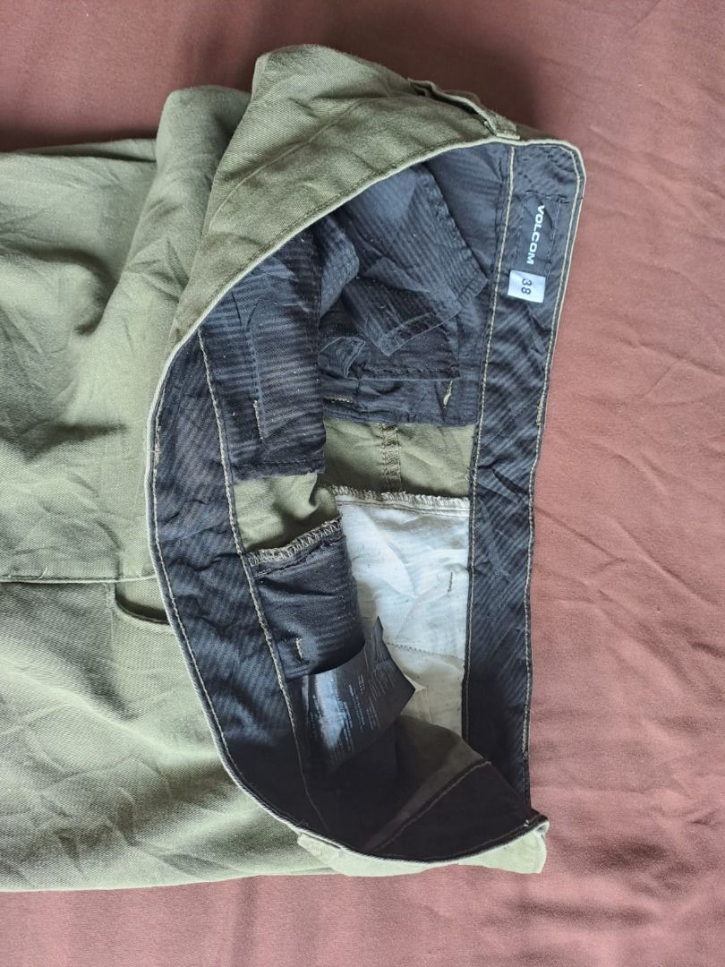 VOLCOM PANTS SIZE 38 LENGTH 40 ARMY GREEN (Category: Jeans) located in Mandaluyong City. Submitted by epicowl-c93c (Listing ID 1431409043, Image 2). Description: Volcom pants or shorts in a size 38. The specific model appears to be from their Corpo Class line, which features classic chino styling and is often designed for casual or skateboarding use. These garments typically include: Color: Olive green / Army green. Design: A flat front with a re
