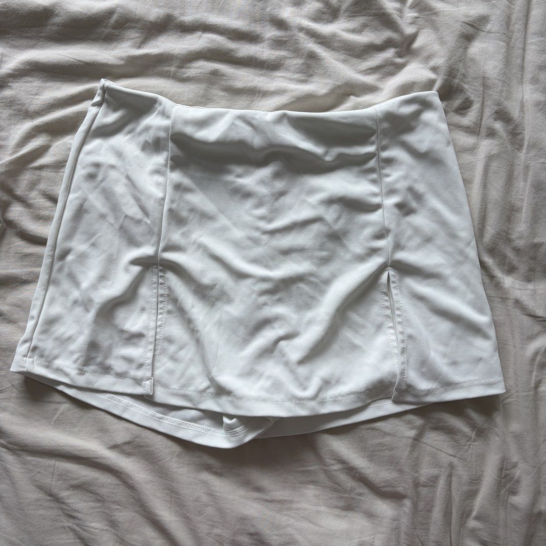 White Skort - Size 2XL (Category: Shorts) located in Quezon City. Submitted by quackstack (Listing ID 1431448824, Image 1). Description: - White skort - High-waisted - Size: 2XL, fits waist 28-31 - Back zipper - Front split detail.