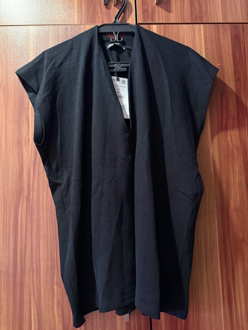 Zara Black Blouse (Category: Blouses) located in Manila. Submitted by caands (Listing ID 1431408232, Image 1). Description: .