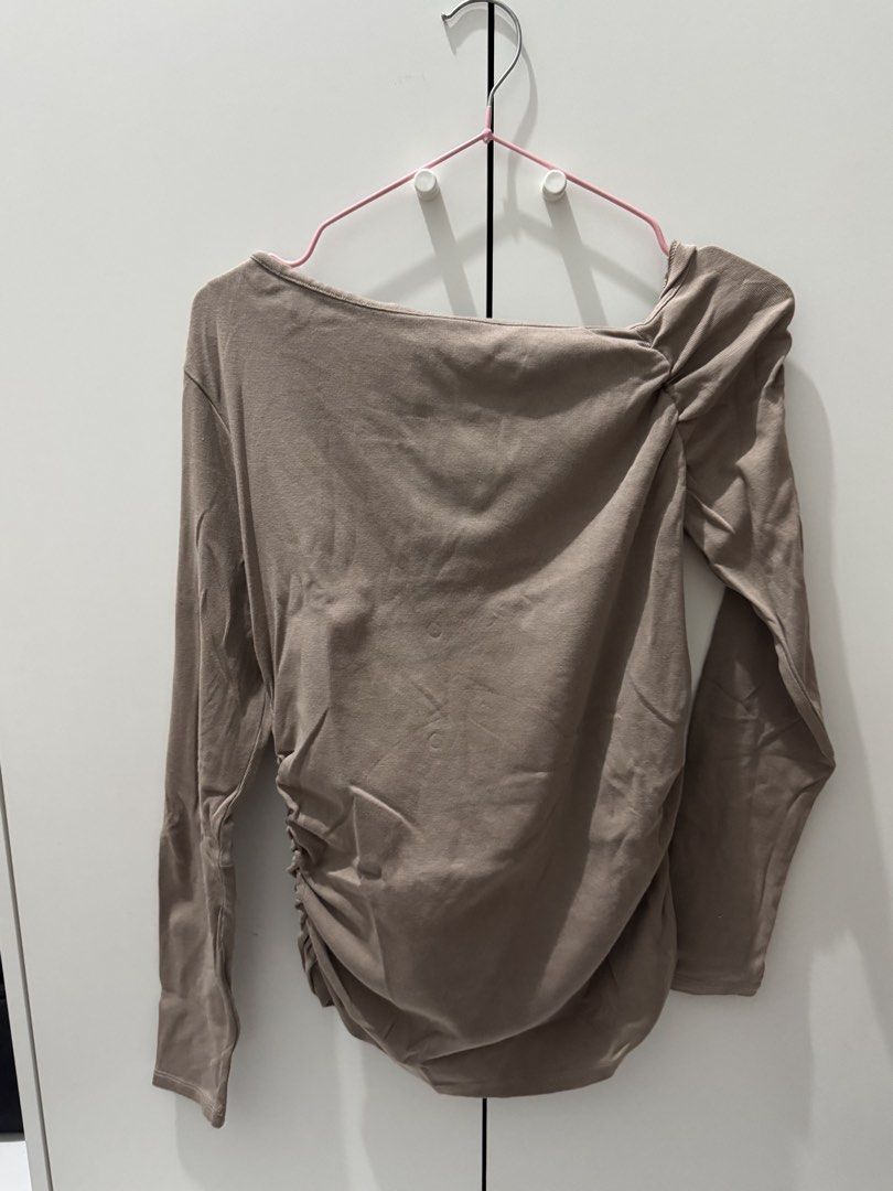 Zara Long Sleeve Top (Category: Longsleeves) located in Quezon City. Submitted by krstnirishy (Listing ID 1431544157, Image 1). Description: - Zara long sleeve top - Neutral color - Asymmetrical neckline - Ruched detailing on the side - Size: L.