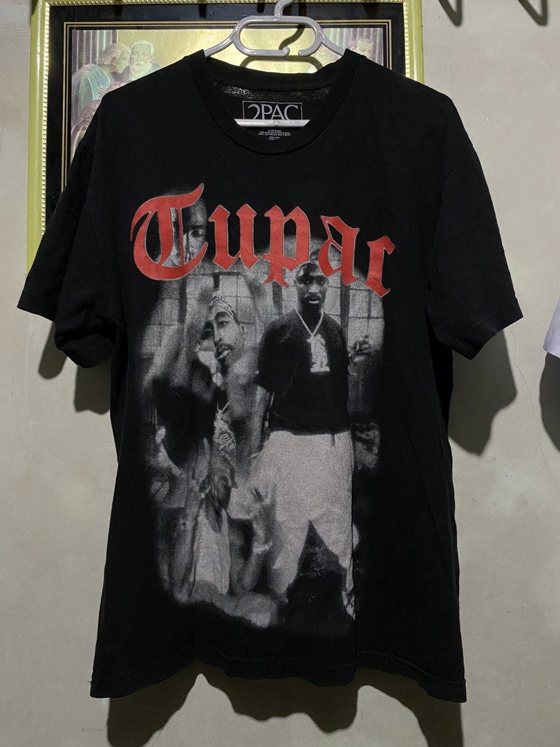 2Pac Vlone T-shirt (Category: Tshirts & Polo Shirts ) located in Manila. Submitted by dropndrip (Listing ID 1431764260, Image 1). Description: - 2Pac graphic t-shirt - Size: L 22x26 -10/10 color rate -Excellent Condition ; No issue .