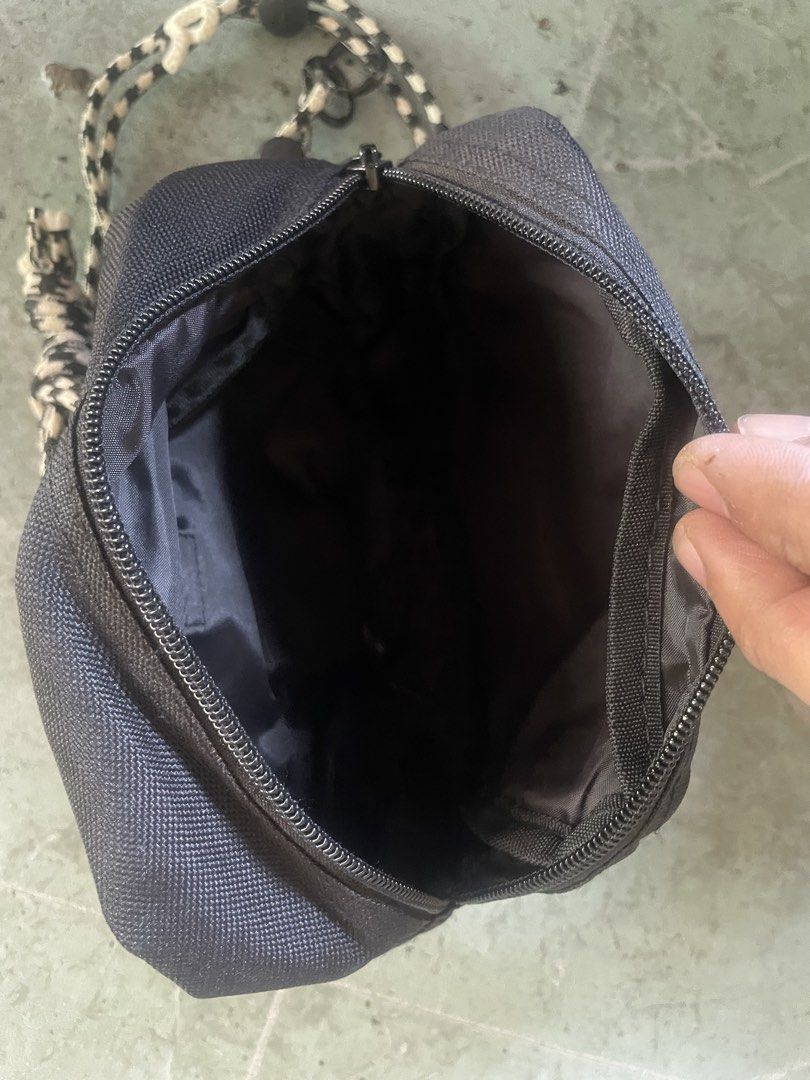 Aape by A Bathing Ape Crossbody Bag (Category: Sling Bags) located in Laguindingan. Submitted by kixseven (Listing ID 1431588818, Image 3). Description: - Aape by A Bathing Ape crossbody bag - Black color - Features a white logo patch - Main compartment with zipper closure - Adjustable black and white strap - NO COD ❌ - Location : Mindanao - Ship nationwide - MOP : gcash - With signs of use ( 2nd hand item ) - needs wash - Plus sf.
