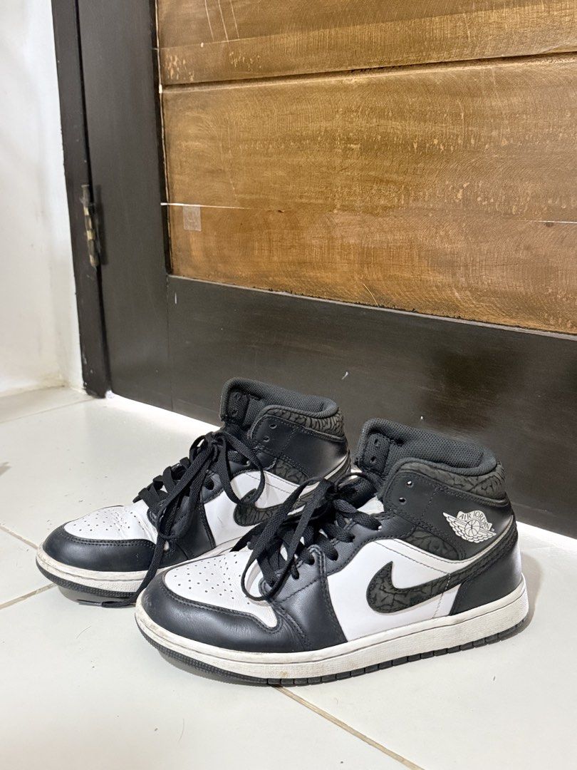 Air Jordan 1 Mid Black White Elephant (Category: Sneakers) located in San Manuel. Submitted by lorainnetr_ (Listing ID 1431605609, Image 3). Description: - Air Jordan 1 Mid - Black and white colorway - Size 8 US - Includes original laces - Classic high-top design - Og box not on hand, asa ibang bahay - Negotiable ✅ - Original from Hongkong ✅.