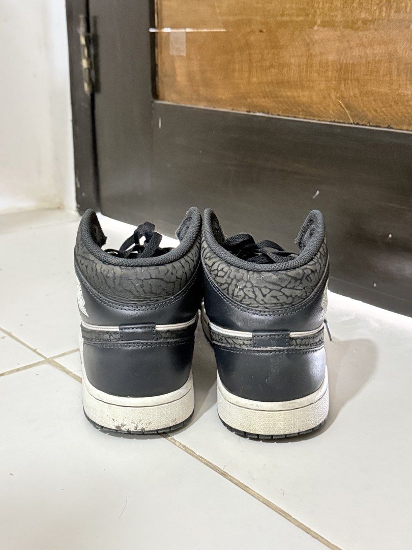 Air Jordan 1 Mid Black White Elephant (Category: Sneakers) located in San Manuel. Submitted by lorainnetr_ (Listing ID 1431605609, Image 2). Description: - Air Jordan 1 Mid - Black and white colorway - Size 8 US - Includes original laces - Classic high-top design - Og box not on hand, asa ibang bahay - Negotiable ✅ - Original from Hongkong ✅.