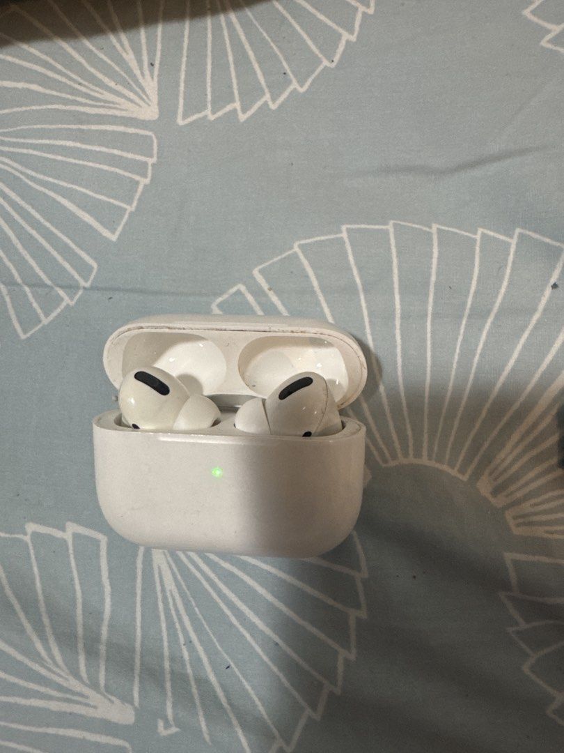 Apple AirPods Pro (Category: Earphones) located in Rizal. Submitted by eliselorraine (Listing ID 1431744874, Image 2). Description: - Apple AirPods Pro Original with issue .