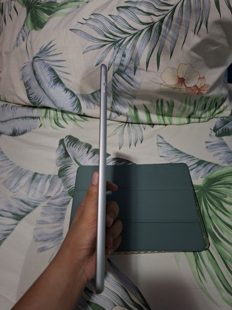 Apple Ipad 9th gen 256 gb (Category: iPad) located in Manila. Submitted by geraldejohhne (Listing ID 1431694933, Image 3). Description: - Ipad 9th gen 256 gb silver color - 12.5k lp napo - Freebie na yung worth 1.5k na case with keyboard - With screen protector - Wire only without adapter - No dents in prestine condition - with box and receipt bought it for 28,990 Meet up in Antipolo, Manila or Makati.
