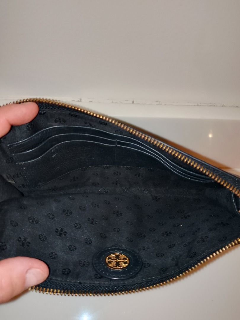 [AUTHENTIC] Tory Burch Bombe Shrunken Crossbody - Black Pebbled Leather (Category: Luxury Bags & Wallets) located in Consolacion. Submitted by sure1on2 (Listing ID 1431749749, Image 3). Description: The perfect "go-everywhere" bag. This Tory Burch Bombe Shrunken crossbody is crafted from luxurious, soft pebbled leather and features the iconic embossed double-T logo. It’s compact but surprisingly roomy enough for your phone, keys, and a small wall