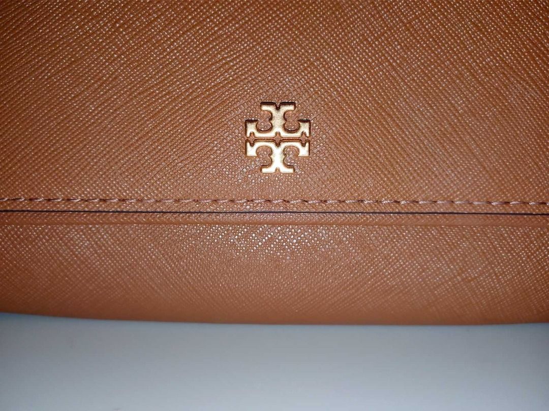 [AUTHENTIC] Tory Burch Emerson Chain Wallet - Moose (Tan Leather) (Category: Luxury Bags & Wallets) located in Consolacion. Submitted by sure1on2 (Listing ID 1431749133, Image 2). Description: Elevate your everyday look with this timeless Tory Burch Emerson Chain Wallet. The "Moose" tan shade is incredibly versatile, pairing perfectly with both casual denim and formal dresses. It features high-quality Saffiano leather that is scratch-resistant an