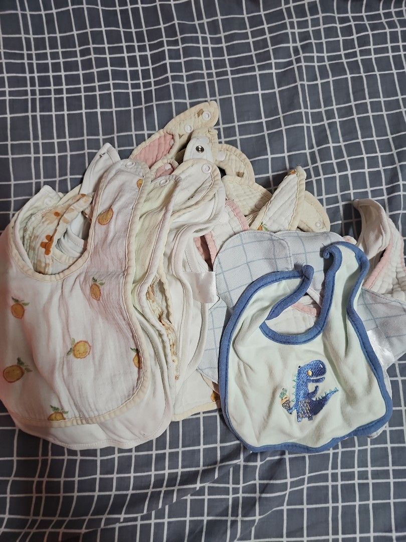 Baby Bibs - Assorted Designs (Category: Babies & Kids Fashion) located in Paranaque City. Submitted by mystuffmel (Listing ID 1431643924, Image 1). Description: - Baby bib set - Various colors and patterns - Includes star, flower, and fruit designs - Some bibs with snap closures - Made of soft, absorbent fabric - Catches spills and drool - Colors: red, blue, white, and pink NO COD payment first before booking of courier.