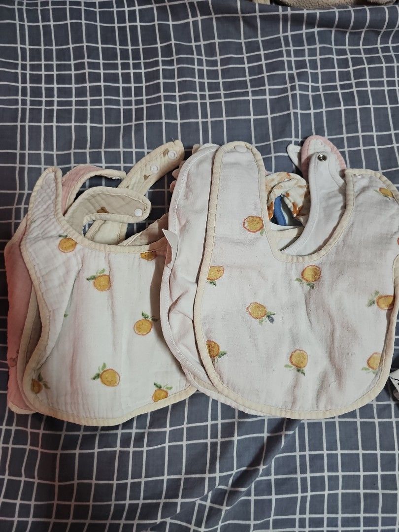 Baby Bibs - Assorted Designs (Category: Babies & Kids Fashion) located in Paranaque City. Submitted by mystuffmel (Listing ID 1431643924, Image 2). Description: - Baby bib set - Various colors and patterns - Includes star, flower, and fruit designs - Some bibs with snap closures - Made of soft, absorbent fabric - Catches spills and drool - Colors: red, blue, white, and pink NO COD payment first before booking of courier.