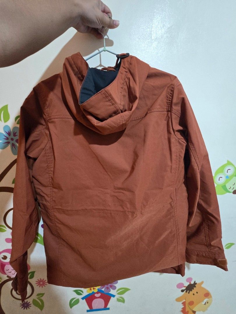 BALENO RUST COLOR Hooded Jacket with Pockets waterproof (Category: Coats, Jackets and Outerwear) located in Bacoor. Submitted by sharotto (Listing ID 1431723827, Image 3). Description: - rust in color hooded jacket - Multiple front pockets - Button-up closure - Long sleeves - Durable fabric - Relaxed fit - Neutral color - Suitable for casual wear unisex small if men large for women no issue location: Molino 3, bacoor Cavite mode of payment: gcash