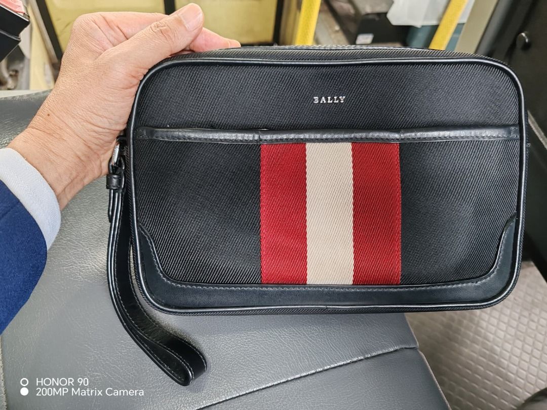 Bally （分類：手袋及銀包）位於 Hong Kong。 由 vincentlau54989 提交（商品編號 1431571973，圖片 3）。簡介： Bally 男士手袋，不只承載所需，更懂得呵護所觸。 精選頂級皮質，經由匠人之手細細打磨，每一道縫線都溫柔貼合掌心。提握之間，是恰到好處的韌性與細膩——不勒、不滑、不倦。 讓手袋，成為你雙手最默契的搭檔。 Bally · 手護你的每一次出行。 Hey there! Check out this stylish Bally clutch bag! It's got that classic Bally look with the signature red and white stripe. It's got a nice, sleek design and looks super classy. Perfect for a night out or even just to elevate your everyday style. 。