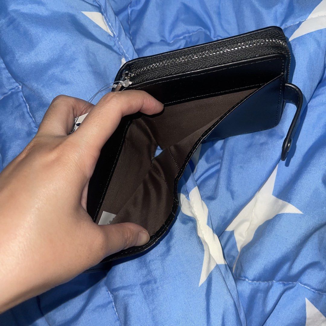 Bench Black Wallet (Category: Wallets & Card holders) located in Quezon City. Submitted by soohthings (Listing ID 1431580820, Image 3). Description: - Black Bench wallet - Snap and zipper closures - Multiple card slots - Bill compartment - Leather material - Includes tag.