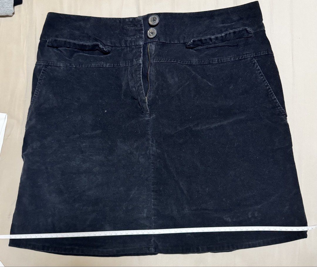 Black Corduroy Skirt (Category: Skirts) located in Quezon City. Submitted by spacecleaner101 (Listing ID 1431763407, Image 2). Description: No when worn coz RFS masikip na sakin On good condition pa Dimensions seen sa pics .