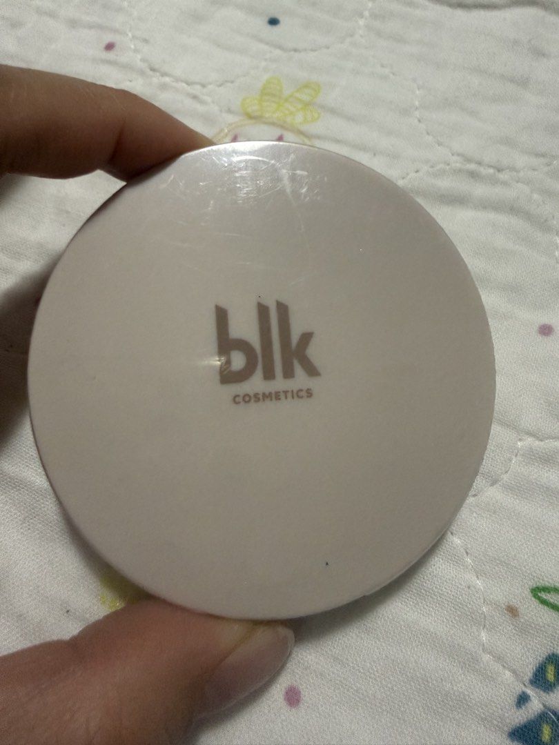 blk cosmetics universal invisible matte gel powder (Category: Face Care) located in Quezon City. Submitted by beautycallph (Listing ID 1431744313, Image 1). Description: Bought for 599 not sale Last price Introducing: a new gel-powder hybrid - a new way to mattify. Say goodbye to shine without looking flat-this mattifying gel powder instantly eliminates oil, blurs pores, and smoothes skin in one step. The clear gel tormula works as a versatile co