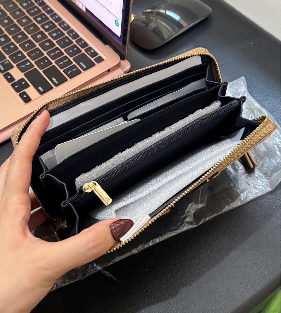 Brandnew Tommy Hilfiger Long Wallet (Category: Wallets & Card holders) located in Caloocan City. Submitted by pocketstyle (Listing ID 1431670085, Image 3). Description: 100% original Money back guaranteed Lalamove-ready.
