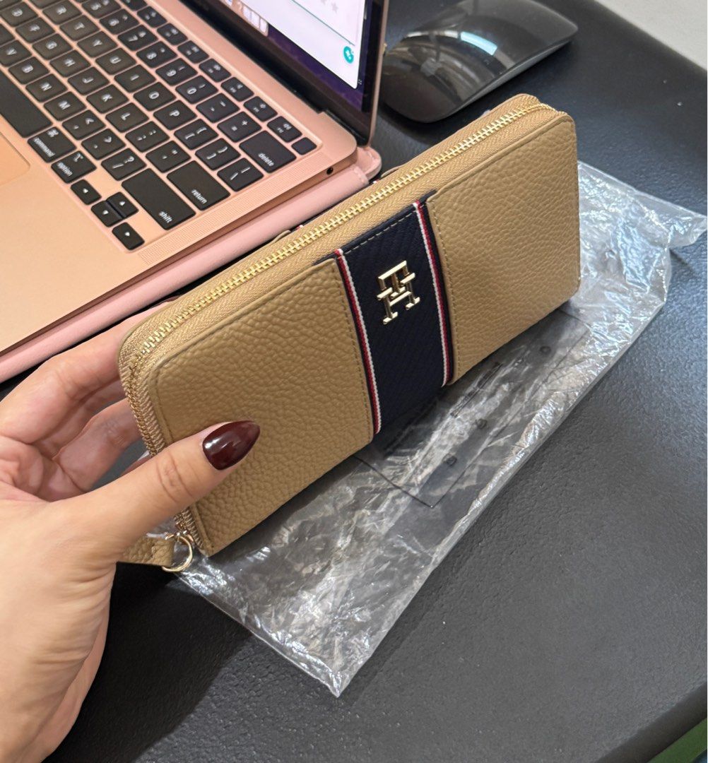 Brandnew Tommy Hilfiger Long Wallet (Category: Wallets & Card holders) located in Caloocan City. Submitted by pocketstyle (Listing ID 1431670085, Image 2). Description: 100% original Money back guaranteed Lalamove-ready.