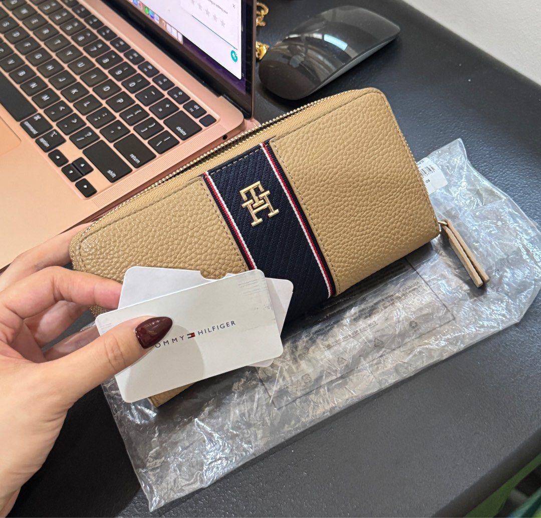 Brandnew Tommy Hilfiger Long Wallet (Category: Wallets & Card holders) located in Caloocan City. Submitted by pocketstyle (Listing ID 1431670085, Image 1). Description: 100% original Money back guaranteed Lalamove-ready.