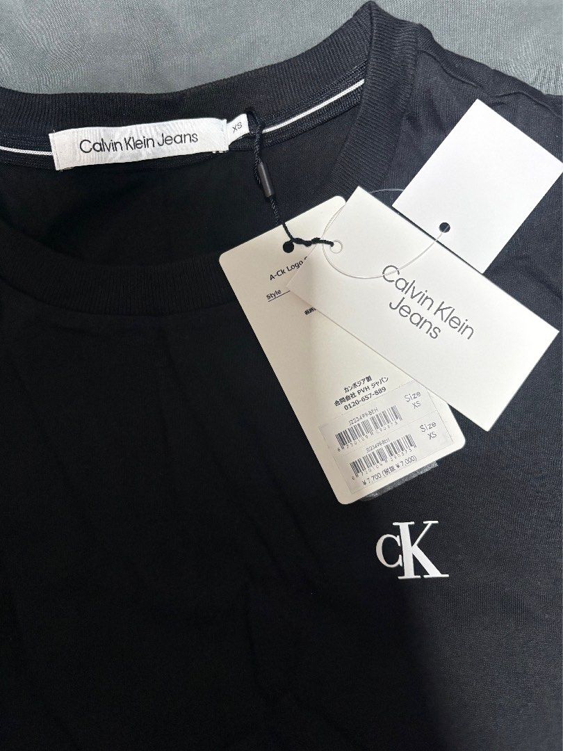 Calvin Klein Jeans CK Logo T-shirt (Category: Shirts) located in San Pedro. Submitted by kitdj (Listing ID 1431661807, Image 2). Description: - Calvin Klein Jeans T-shirt - Size: XS - Color: Black - Features the iconic CK logo - Crew neck design - Made of soft material - Brand new with tag attached - Perfect for everyday wear.