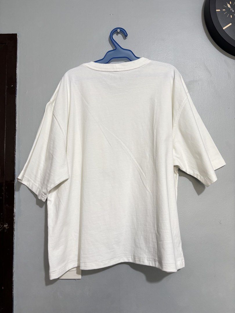 CROPPED Carhartt Loose Fit Pocket Tee (Category: Tshirts & Polo Shirts ) located in Quezon City. Submitted by cptsp (Listing ID 1431662852, Image 2). Description: - CROPPED Carhartt Loose Fit T-shirt in white. (23” length, 20” width) - Made in Pakistan. - Size M. - The shirt has a small pinhole on the lower front. - Built to serve and protect all hardworking people..