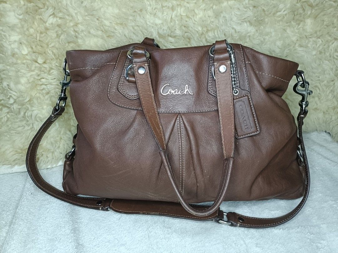 Coach Two way Bag (Category: Luxury Bags & Wallets) located in La Trinidad. Submitted by starlascloset (Listing ID 1431691117, Image 1). Description: .