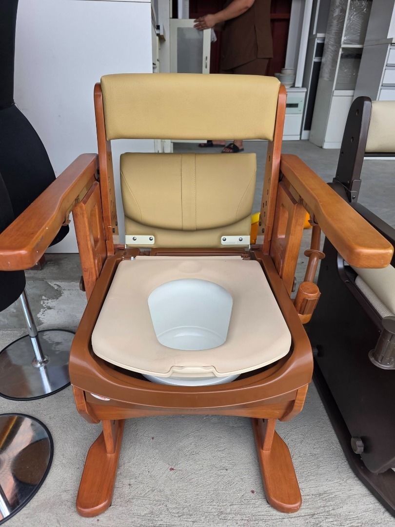 COMMODE CHAIR (Category: Braces, Support & Protection) located in Sablan. Submitted by gongonshelley12 (Listing ID 1431760456, Image 3). Description: PRICE 6000 JAPAN ITEMS COMMODE LIKE NEW.