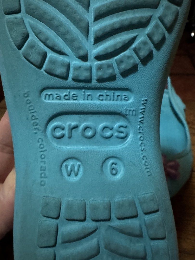 Crocs Women's Flats (Category: Flats & Sandals) located in Quezon City. Submitted by limebasil (Listing ID 1431739982, Image 3). Description: - Crocs flats in a bright blue color - Size: W6 - Features a flower charm - Slingback style - Made in China.