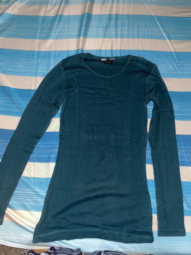 Dorothy Perkins Long Sleeve Top (Category: Blouses) located in Quezon City. Submitted by prebyv (Listing ID 1431734672, Image 1). Description: - Dorothy Perkins teal long sleeve top - Round neckline - UK size 34 - Slim fit - Soft, comfortable fabric - Versatile for layering.