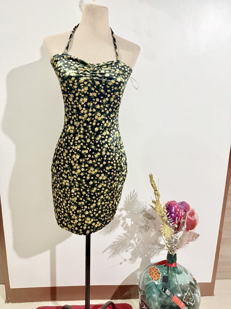 Floral Halter Dress (Category: Dresses) located in Caloocan City. Submitted by dddddddddddeclutter (Listing ID 1431739469, Image 1). Description: - Halter neckline - Fitted silhouette - Floral pattern - Mini length - Form-fitting design - Suitable for various occasions.