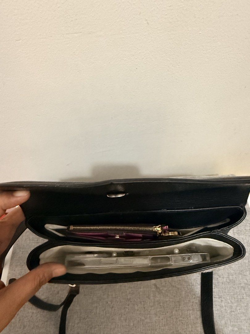 Givenchy Crossbody (Category: Luxury Bags & Wallets) located in Manila. Submitted by scents_and_scentsibility (Listing ID 1431627814, Image 3). Description: Lightly used.