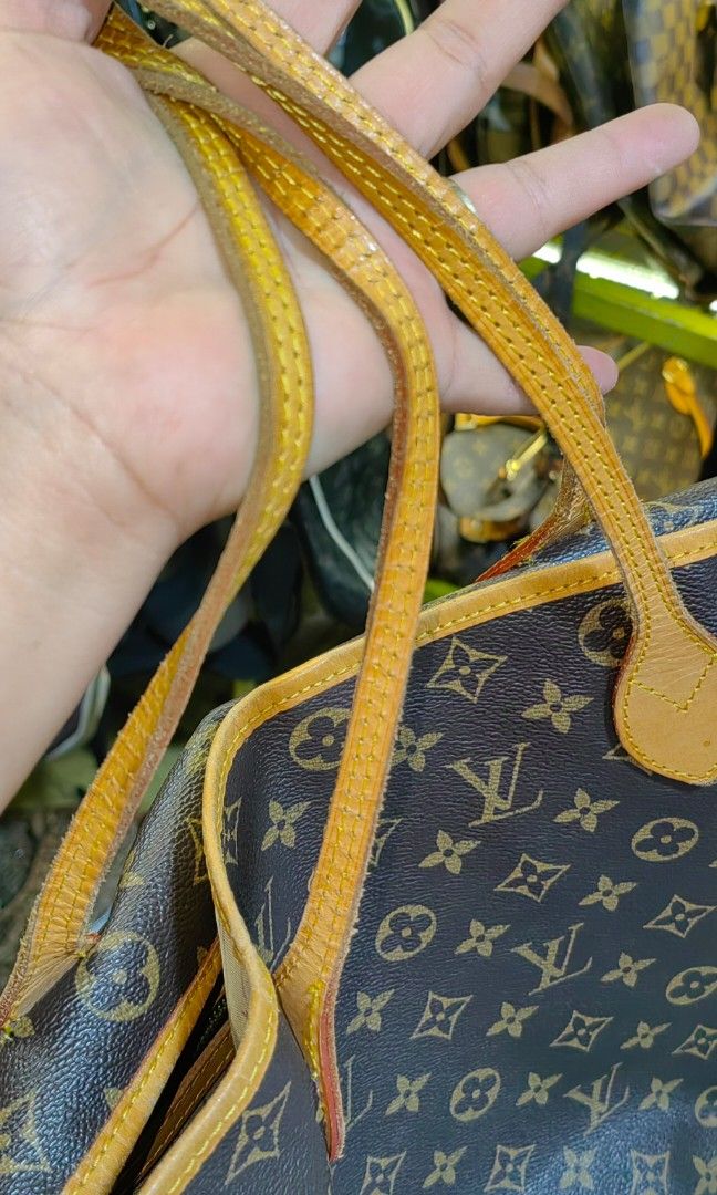 Gm size neverfull (Category: Luxury Bags & Wallets) located in Bacolod City. Submitted by darriebags88 (Listing ID 1431671783, Image 2). Description: no flaw coded gm size.