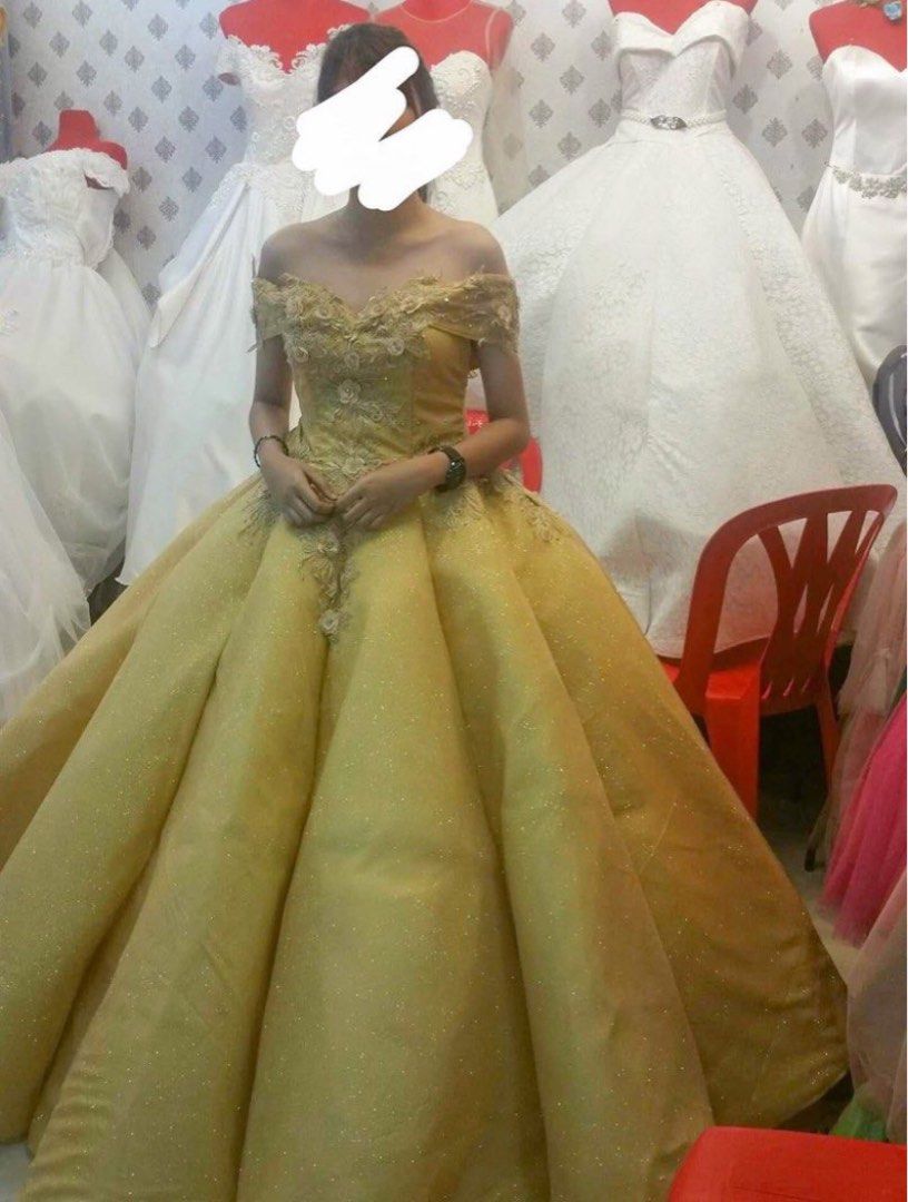 Gold Yellow Off-Shoulder Ball Gown (Category: Evening dresses & gowns) located in Quezon City. Submitted by njdbf (Listing ID 1431618458, Image 1). Description: FS BALL GOWN P3,500 (negotiable) Rfs: Natambak lang sa cabinet -Used twice only (photoshoot & debut) -Petticoat included - adjustable back details - can give freebies since i’m decluttering some of my clothes too Kindly manage your own expectations. Location is QC. .