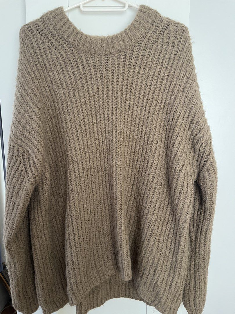 GU Brown Knit Sweater (Category: Longsleeves) located in Quezon City. Submitted by findingthingzzz (Listing ID 1431615791, Image 1). Description: - GU brown knit sweater - Round neck - Long sleeves - Fabric: 56% polyester, 42% nylon, 2% polyurethane - Item #251-348020(34-01) - Perfect for layering.