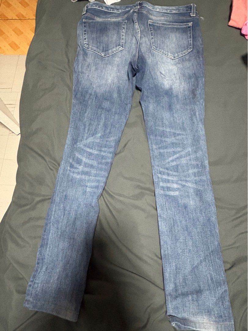 GU Denim Jeans (Category: Jeans) located in San Pedro. Submitted by kitdj (Listing ID 1431660816, Image 2). Description: - GU denim jeans - Light blue wash - Button and zipper closure - Material: Cotton, polyester, and polyurethane blend - Length: Visible in photos - Item number: 227-292424 (73-01).