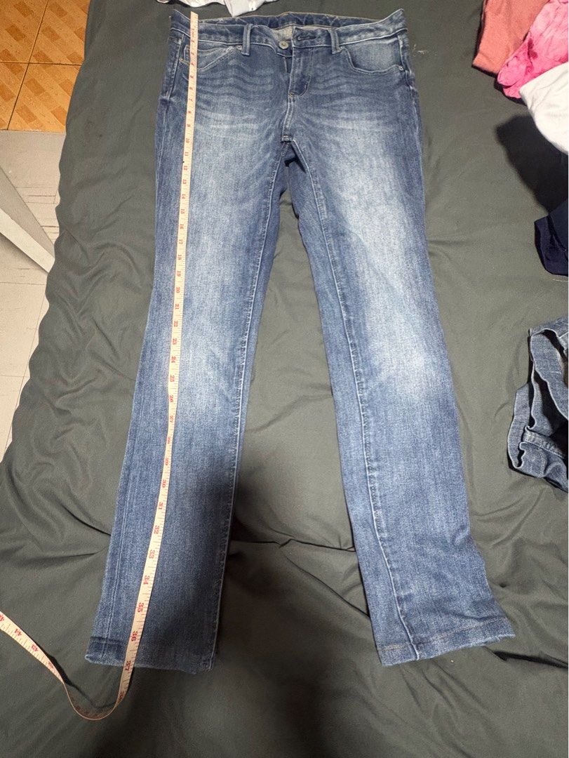 GU Denim Jeans (Category: Jeans) located in San Pedro. Submitted by kitdj (Listing ID 1431660816, Image 1). Description: - GU denim jeans - Light blue wash - Button and zipper closure - Material: Cotton, polyester, and polyurethane blend - Length: Visible in photos - Item number: 227-292424 (73-01).