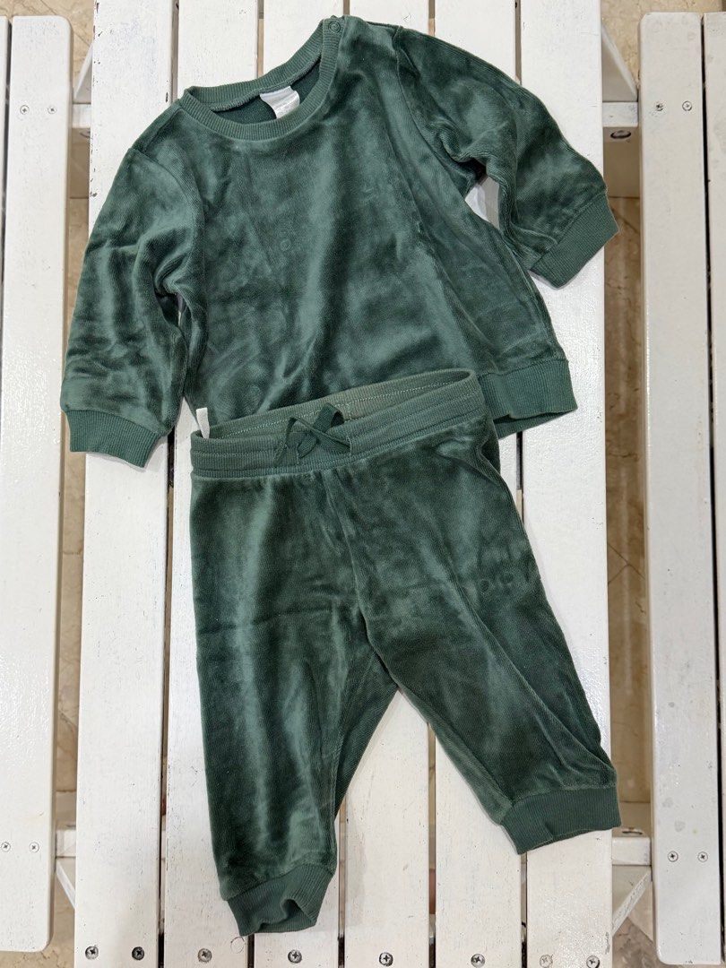 H&M Baby Coords Green (Category: Babies & Kids Fashion) located in Davao. Submitted by firsttimemother (Listing ID 1431790088, Image 1). Description: H&M Baby Coords Green Size 4-6 months .