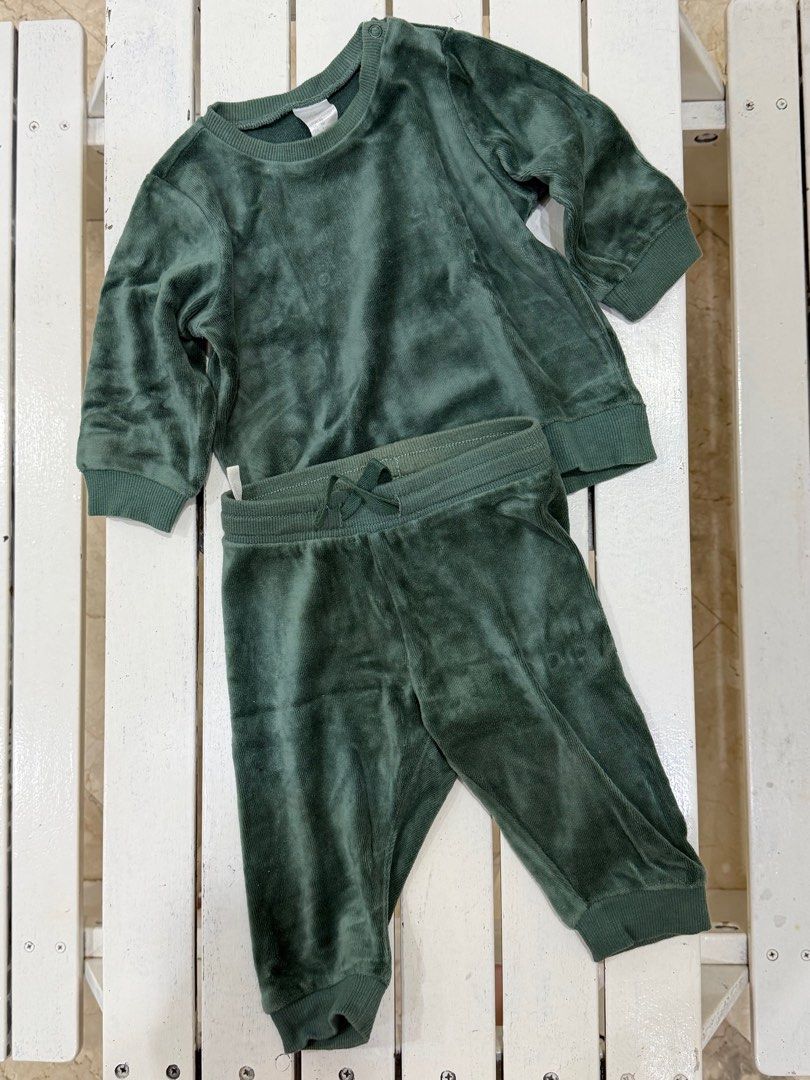 H&M Baby Coords Green (Category: Babies & Kids Fashion) located in Davao. Submitted by firsttimemother (Listing ID 1431790088, Image 2). Description: H&M Baby Coords Green Size 4-6 months .