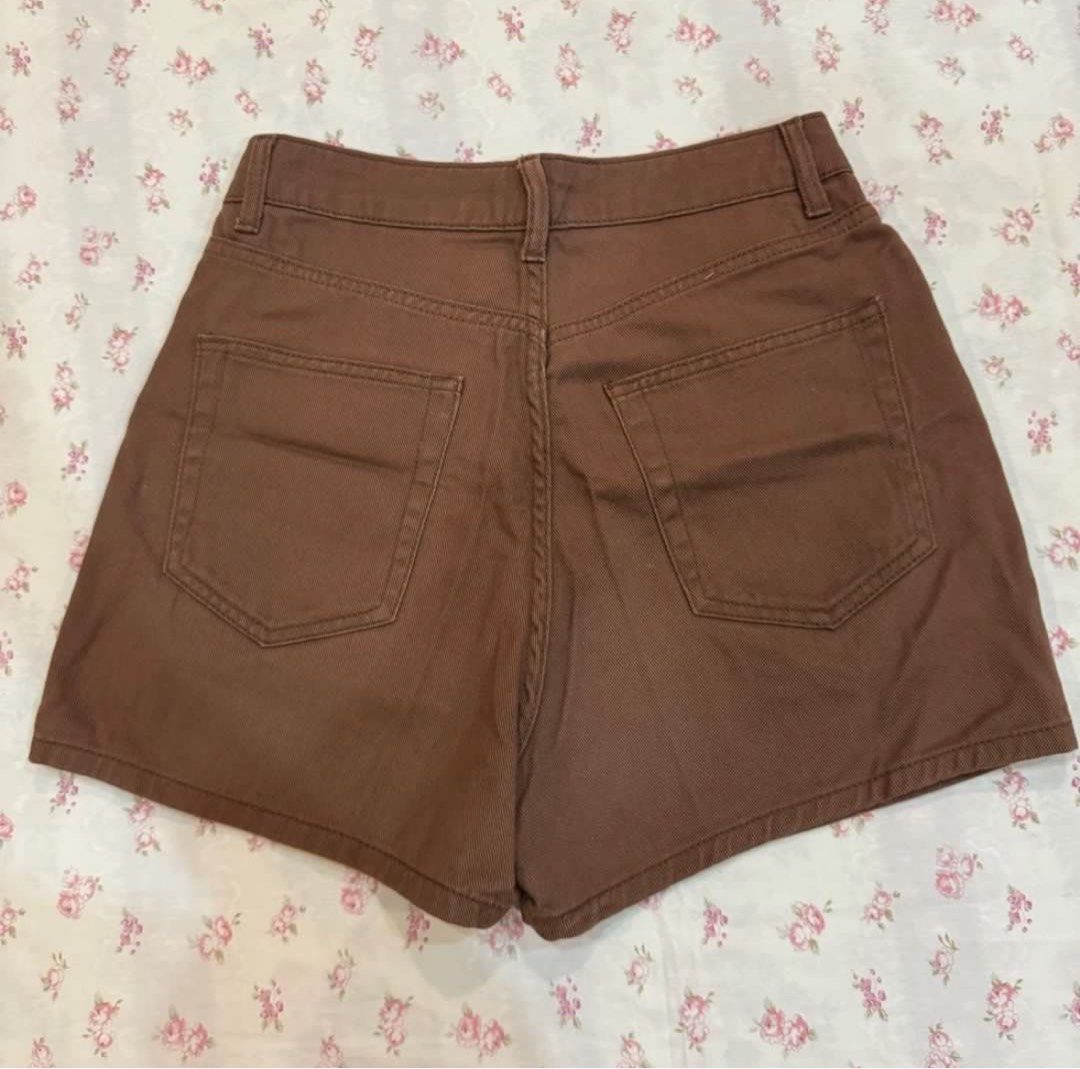 H&M Denim Mom Shorts (S) (Category: Shorts) located in Bacolod City. Submitted by kimsob (Listing ID 1431759618, Image 2). Description: Also selling this in black (see my listings) Size on tag: EU 36/US 4 MOD: ~70-85 via J&T (ships from Bacolod).