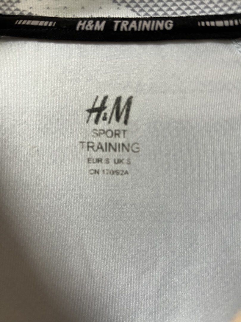 H&M Sport Training Camo T-shirt (Category: Tshirts & Polo Shirts ) located in Quezon City. Submitted by purunts (Listing ID 1431625813, Image 2). Description: - H&M Sport Training T-shirt - Size: Small - Stylish camo pattern - Designed for training and sports - Features a crew neck and short sleeves - Lightweight and breathable fabric - Suitable for workouts.