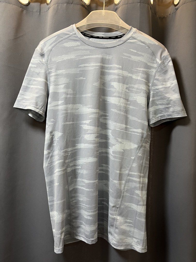 H&M Sport Training Camo T-shirt (Category: Tshirts & Polo Shirts ) located in Quezon City. Submitted by purunts (Listing ID 1431625813, Image 1). Description: - H&M Sport Training T-shirt - Size: Small - Stylish camo pattern - Designed for training and sports - Features a crew neck and short sleeves - Lightweight and breathable fabric - Suitable for workouts.