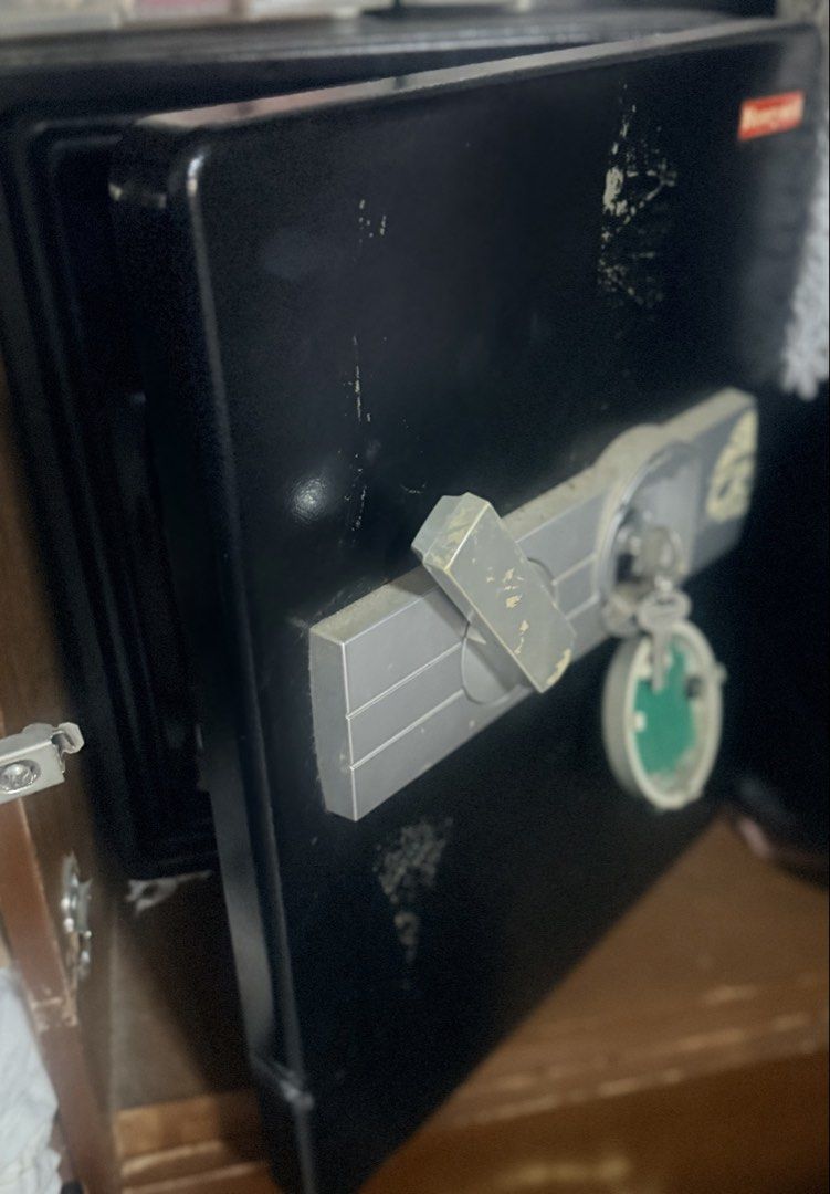 Honeywell Digital Safe (Category: Safe) located in Taguig. Submitted by che_f25 (Listing ID 1431598641, Image 2). Description: - Honeywell digital safe - Key access and digital keypad - Includes key and round cover - Black exterior, silver handle - Fireproof design - "PASSED 1" label PS: need lang paayos yung Digital para gumana..